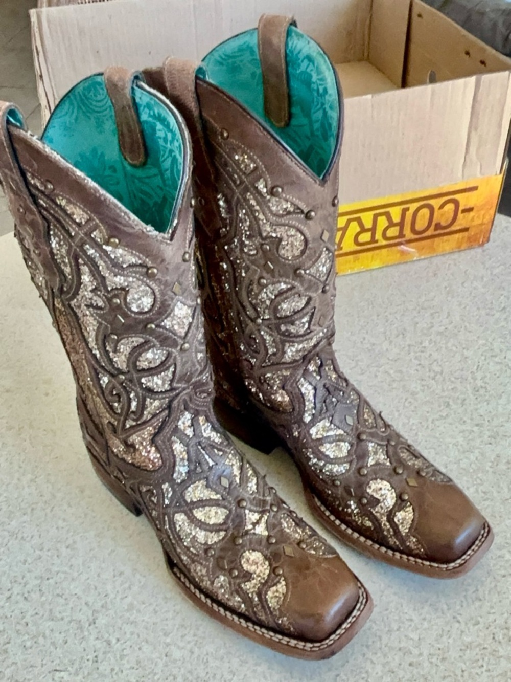 C3275 - WOMEN'S ORIX GLITTERED INLAY AND STUDS BROWN SQUARE TOE COWBOY BOOT